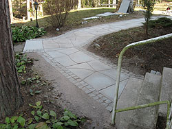 kivinen polku rappusille